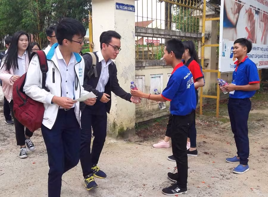 10 Các tình nguyện viên phát nước miễn phí cho thí sinh tại điểm thi Trường THPT Pleiku. Ảnh: Phan Lài