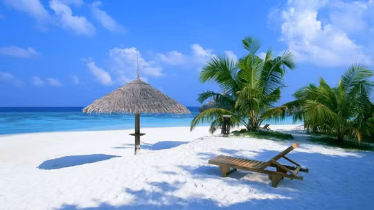  Khung cảnh bãi biển Lazy trên đảo Koh Rong. Nơi đây được du khách quốc tế lựa chọn để nghỉ dưỡng, ai cũng có thể nằm dài cả ngày tận hưởng không khí bên bờ biển yên tĩnh. Bãi biển Lazy sở hữu nhiều resort đẳng cấp riêng biệt, không bị ảnh hưởng bởi những náo nhiệt bên ngoài.