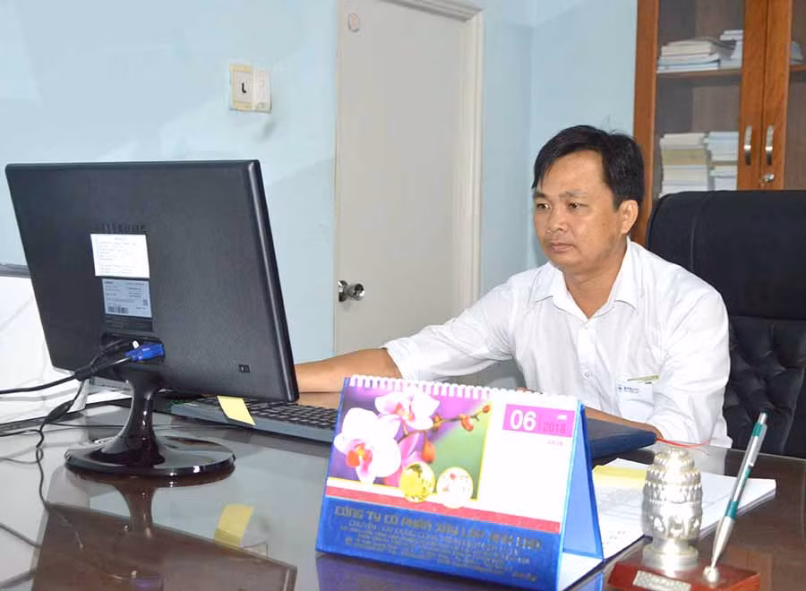 Ông Huỳnh Văn Hóa- Đội trưởng Đội Quản lý vận hành đường dây và Trạm biến áp Pleiku. Ảnh: Minh Vỹ