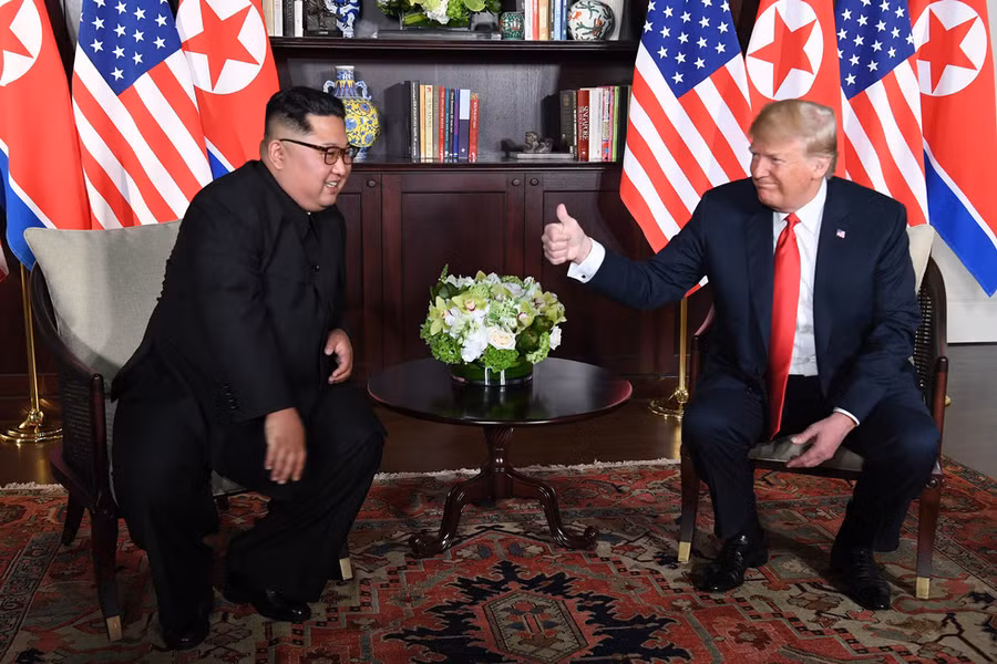 Tổng thống Mỹ Donald Trump giơ ngón tay cái thể hiện sự đánh giá cao nhà lãnh đạo Triều Tiên Kim Jong Un trong cuộc gặp tại Singapore ngày 12-6 - Ảnh: REUTERS
