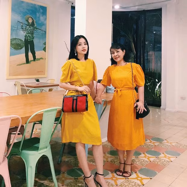  Vàng mù tạt là một gam màu được các quý cô ưa chuộng vì dễ mặc, Chi Pu và mẹ mình cũng nhanh chóng cập nhật xu hướng này với set đồ đôi quá sức ngọt ngào.