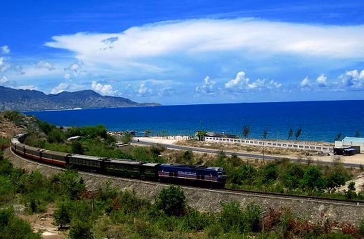 Biển Cà Ná, Ninh Thuận: Đến vùng biển này, du khách không chỉ được hòa mình với biển xanh cùng cảnh quan thiên nhiên tuyệt đẹp mà còn được trải nghiệm cuộc sống làng chài và những món hải sản tươi ngon.