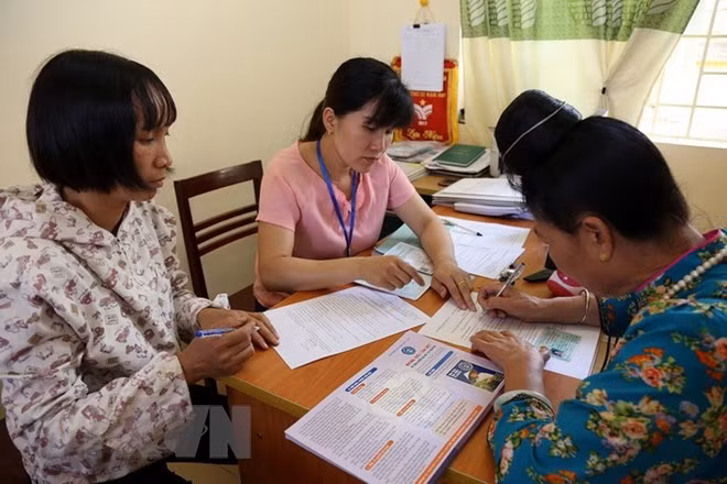 Người dân đăng ký tham gia bảo hiểm xã hội, bảo hiểm y tế tại phường Noong Bua, thành phố Điện Biên Phủ.