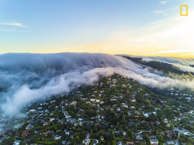  Sương mù bao phủ một phần thị trấn Sausalito ở bang California, Mỹ. Ảnh: Ricky Batista