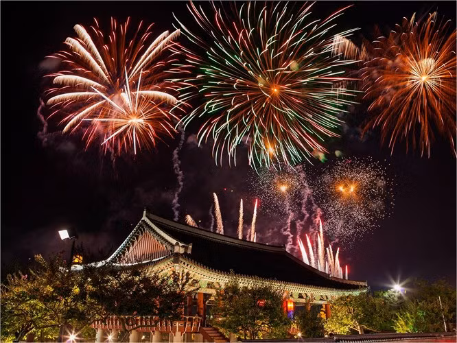 Vào mùa thu, du khách có thể ngắm pháo hoa tuyệt đẹp trên bầu trời đêm Seoul. Hàng năm, lễ hội pháo hoa diễn ra ở công viên sông Hàn Yeouido, thu hút hơn 1 triệu du khách và trở thành lễ hội tiêu biểu của Seoul.