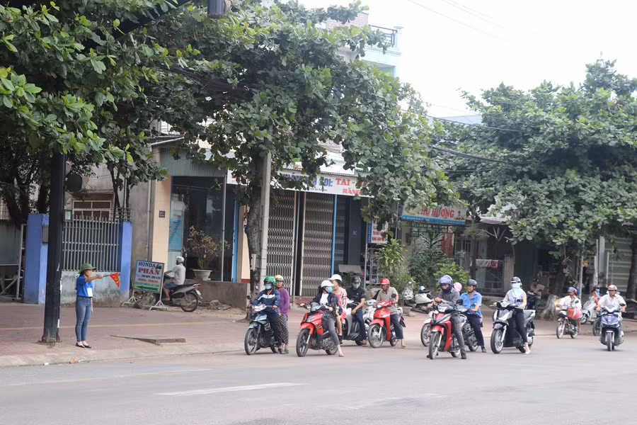 Thanh niên tình nguyện tham gia đảm bảo an toàn giao thông tại các điểm thi. Ảnh: Ngọc Minh 