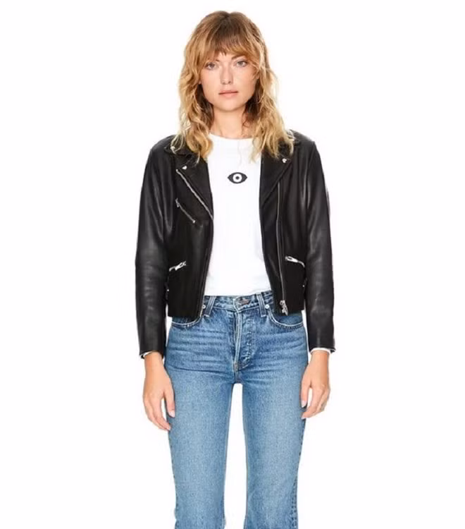  Một gợi ý khác chỉ đơn giản là công thức áo khoác da bên ngòa áo phông và quần jeans cũng không bao giờ lo lỗi mốt.