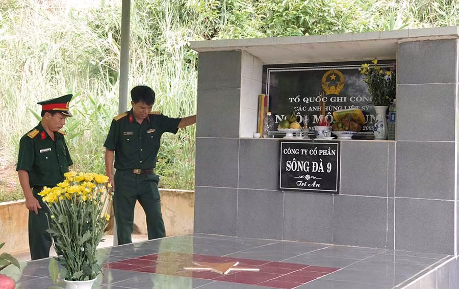  Ngôi mộ chung 21 liệt sĩ. Ảnh: Trung Kiên