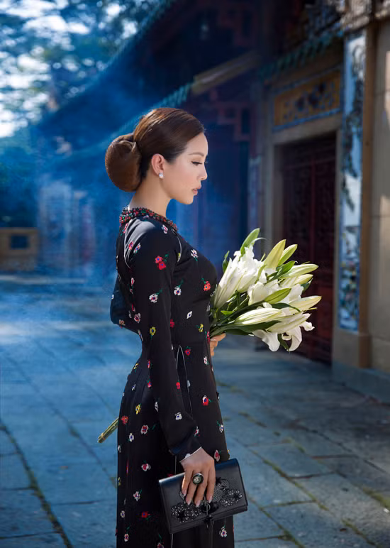 Hoa hậu Thu Hoài hoá thân thành người phụ nữ Sài Gòn xưa với kiểu tóc búi sang trọng. Hoa hậu Thu Hoài hoá thân thành người phụ nữ Sài Gòn xưa với kiểu tóc búi sang trọng.