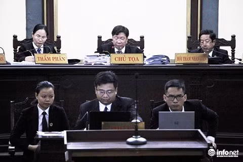 HĐXX khẳng định xử vắng mặt bà Phấn là đúng, đồng thời bác bỏ quan điểm của các luật sư khi cho rằng HĐXX làm việc không khách quan.