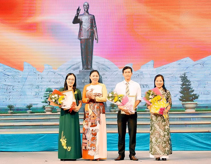Phó Chủ tịch UBND tỉnh Huỳnh Nữ Thu Hà trao giải nhất cho các tác giả. Ảnh: Đức Thụy Phó Chủ tịch UBND tỉnh Huỳnh Nữ Thu Hà trao giải nhất cho các tác giả. Ảnh: Đức Thụy