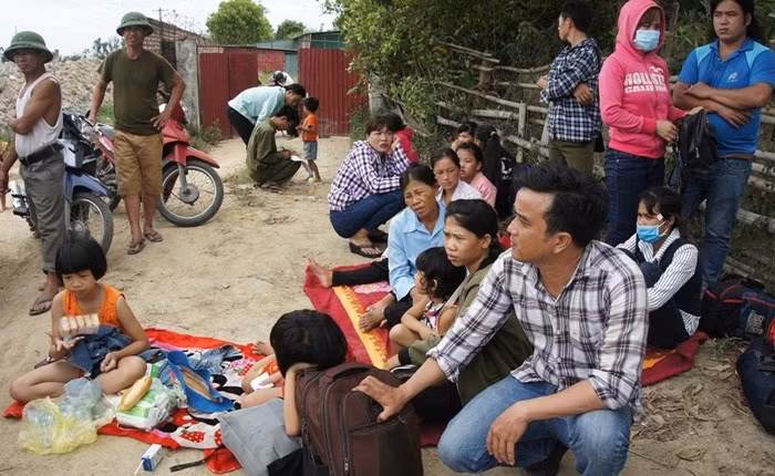Những hành khách may mắn thoát chết chưa hết hoảng sợ, lo lắng. Những hành khách may mắn thoát chết chưa hết hoảng sợ, lo lắng.
