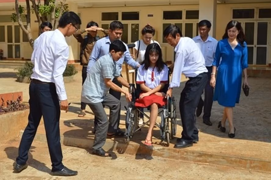 Hà Vi được dư luận quan tâm, giúp đỡ để hòa nhập cuộc sống.