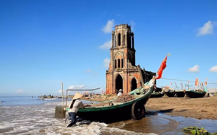 Biển Hải Thịnh, Nam Định: Vẻ đẹp của biển Hải Thịnh không chỉ là vẻ đẹp của biển xanh, cát trắng, nắng vàng mà còn là vẻ đẹp của cuộc sống lao động làng chài đầy nhọc nhằn nhưng cũng nhiều niềm vui.