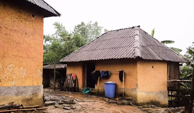 Nhà Trình tường với mái mới thay cho mái lá xưa.