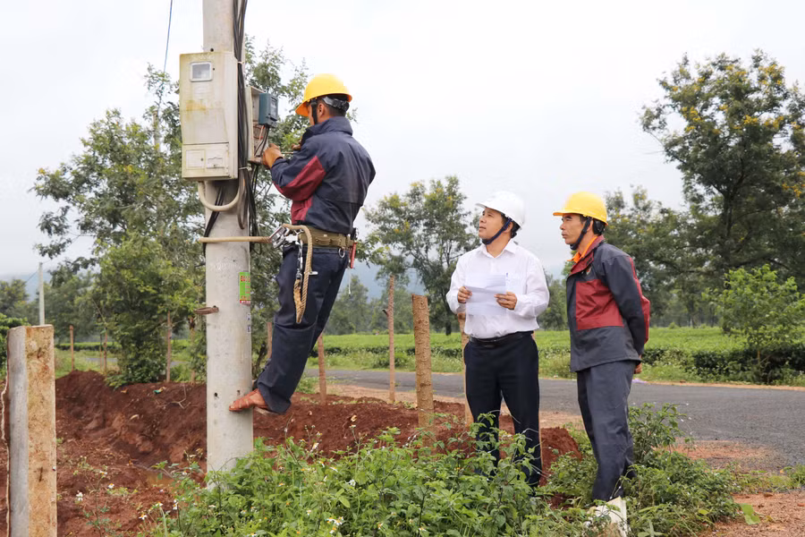 Nhân viên Điện lực Chư Pah kiểm tra các tuyến đường dây, trạm biến áp đảm bảo an toàn mùa mưa bão. Ảnh: N.T