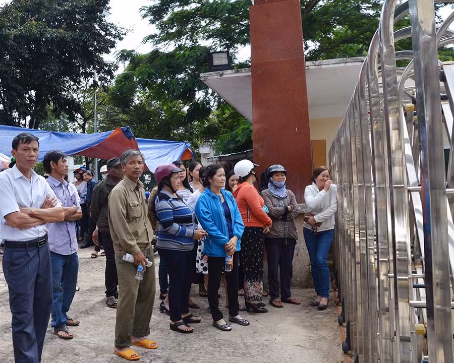 8 Phụ huynh mong ngóng các thí sinh sau môn thi đầu tiên. Ảnh: Phương Linh