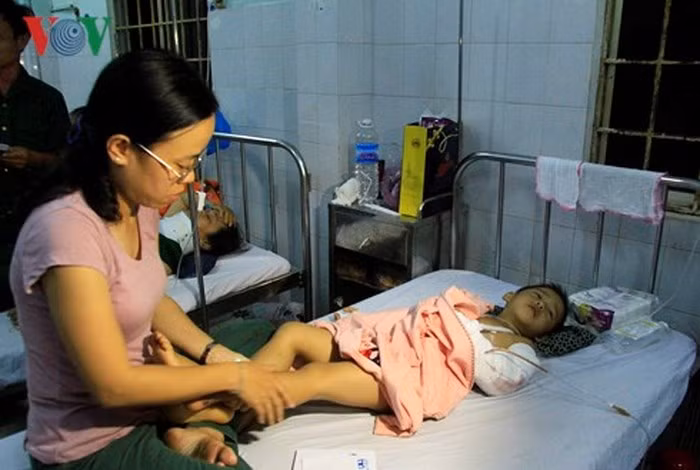  Cháu Nguyễn Khắc Thiên, 5 tuổi bị gãy xương cánh tay được mẹ chăm sóc tại bệnh viện.