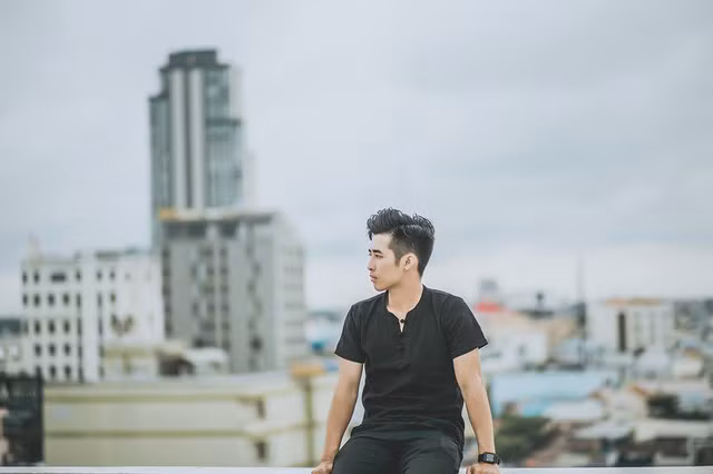  Xuất phát từ tuổi thơ khó khăn không đủ ăn đủ mặc, chàng trai Phúc Thịnh đồng cảm và thường khởi xướng để các bạn cùng có cơ hội chia sẻ trong nhiều chương trình hỗ trợ trẻ em, người già và những hoạt động giúp đỡ người lao động khó khăn.