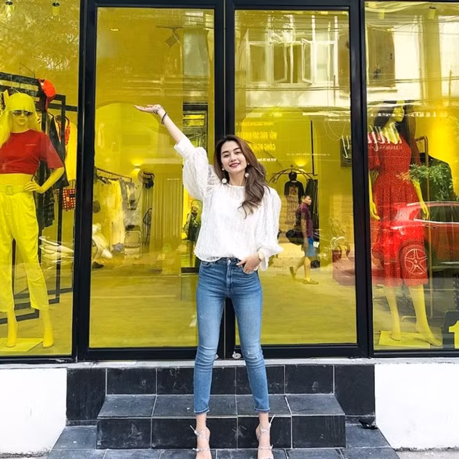 Thiều Bảo Trang hết mực thanh lịch với áo blouse trắng tay phồng, phối cùng quần jeans và sandals cao gót. Combo 3 món đồ lý tưởng đã khai thác triệt để lợi thế hình thể, khoe khéo vóc dáng mảnh mai của nữ ca sĩ.