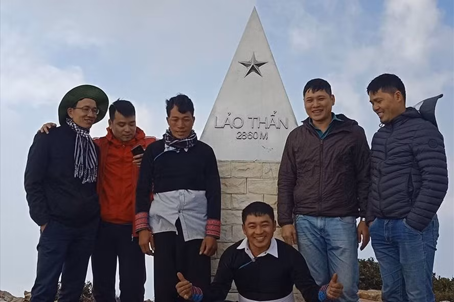 Sùng A Hờ và du khách chinh phục đỉnh Lảo Thẩn.