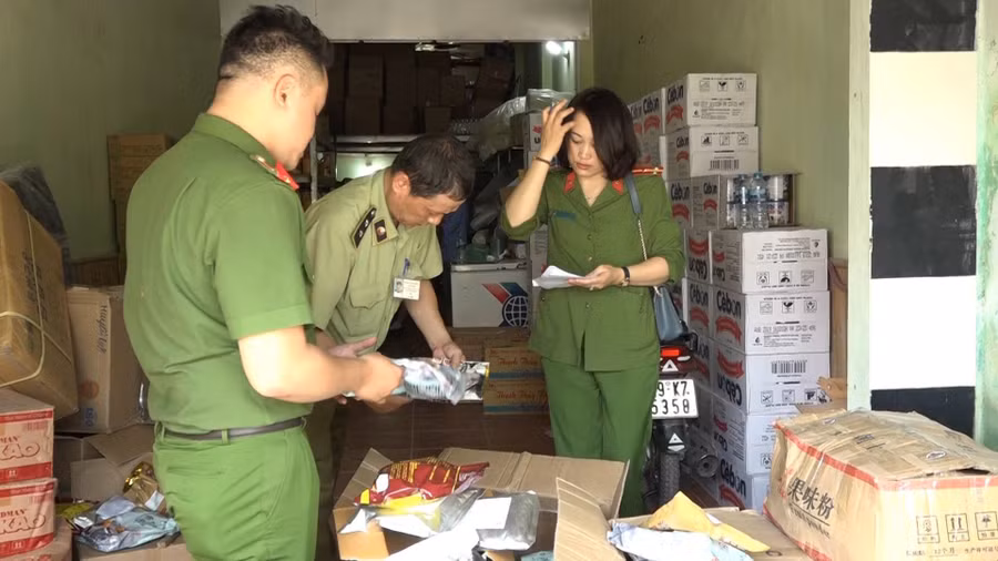 Lực lượng chức năng thu giữ nhiều gói nguyên liệu không rõ nguồn gốc. Lực lượng chức năng thu giữ nhiều gói nguyên liệu không rõ nguồn gốc.