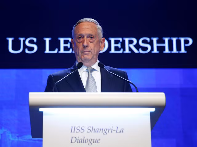 Bộ trưởng Quốc phòng Mỹ James Mattis phát biểu tại Đối thoại Shangri-La 2018 - Ảnh: REUTERS