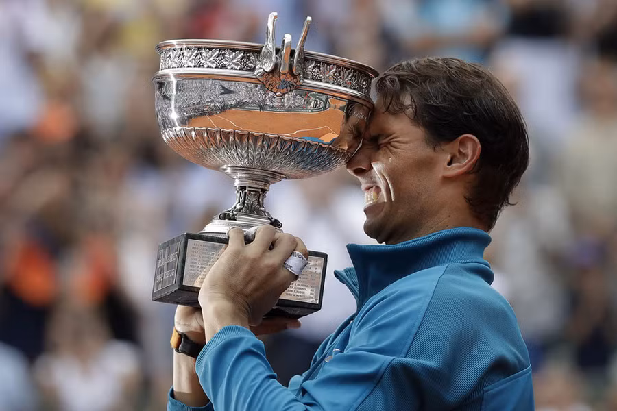 Tay vợt Rafael Nadal của Tây Ban Nha nâng cúp ăn mừng chiến thắng tại giải quần vợt Pháp mở rộng - Ảnh: AP