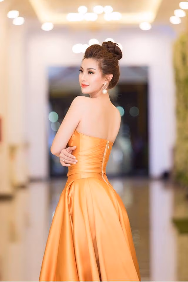 “Điều đó đòi hỏi tôi phải đọc nhật nhiều tin tức trái chiều, ở nhiều lĩnh vực để tự cập nhật kiến thức nền cho mình” - Diễm Trang chia sẻ cùng PV Dân trí. “Điều đó đòi hỏi tôi phải đọc nhật nhiều tin tức trái chiều, ở nhiều lĩnh vực để tự cập nhật kiến thức nền cho mình” - Diễm Trang chia sẻ cùng PV Dân trí.