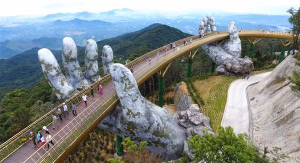 Cây cầu vàng đặt trên bàn tay khổng lồ nằm ở đỉnh Bà Nà, Đà Nẵng