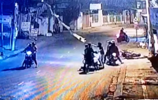 Camera ghi lại cảnh nhóm côn đồ chém người Camera ghi lại cảnh nhóm côn đồ chém người