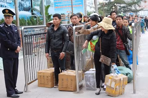 Có trên 100.000 lao động thường xuyên qua khu vực biên giới Việt - Trung làm việc Có trên 100.000 lao động thường xuyên qua khu vực biên giới Việt - Trung làm việc