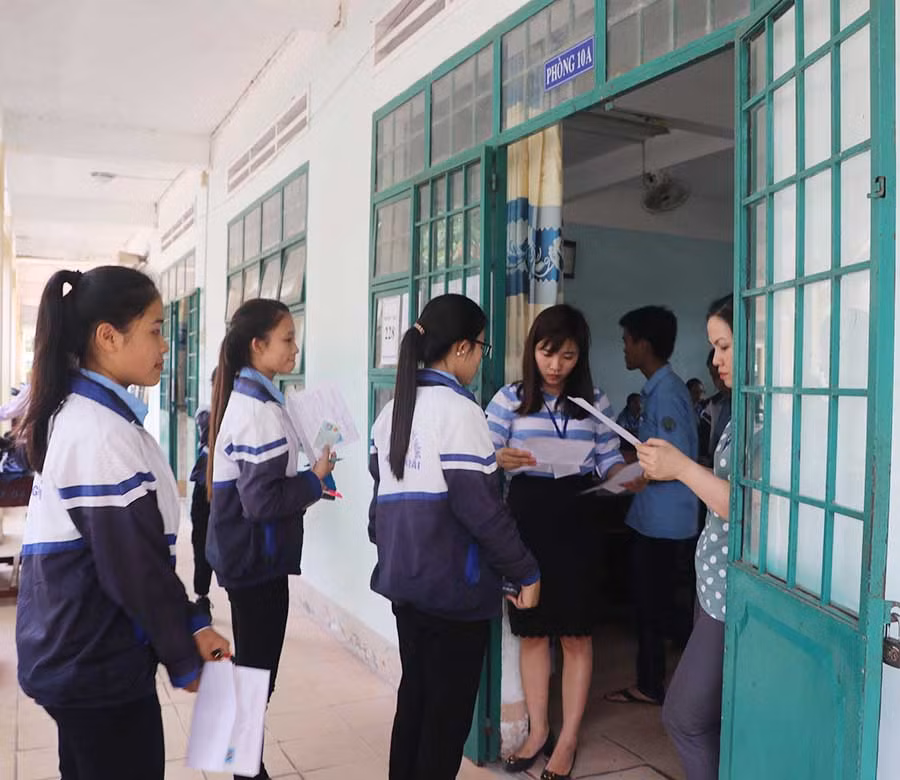 Thí sinh Trường THPT Nguyễn Trãi (thị xã An Khê) chuẩn bị vào phòng thi. Ảnh: Ngọc Minh