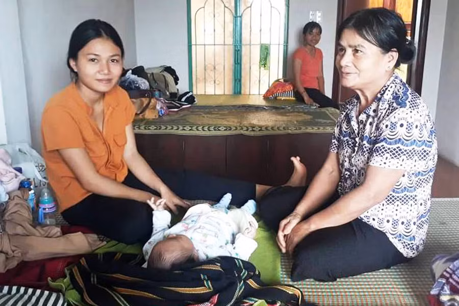 Siu H’Đanila (Trường THPT Nguyễn Thái Học, huyện Chư Pưh) cùng con trai, mẹ đẻ của mình đi thi. Ảnh: N.T