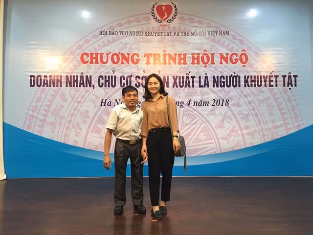 Võ Văn Sơn và người vợ sắp cưới tại chương trình Hội ngộ doanh nhân, chủ cơ sở sản xuất là người khuyết tật được tổ chức tại Hà Nội