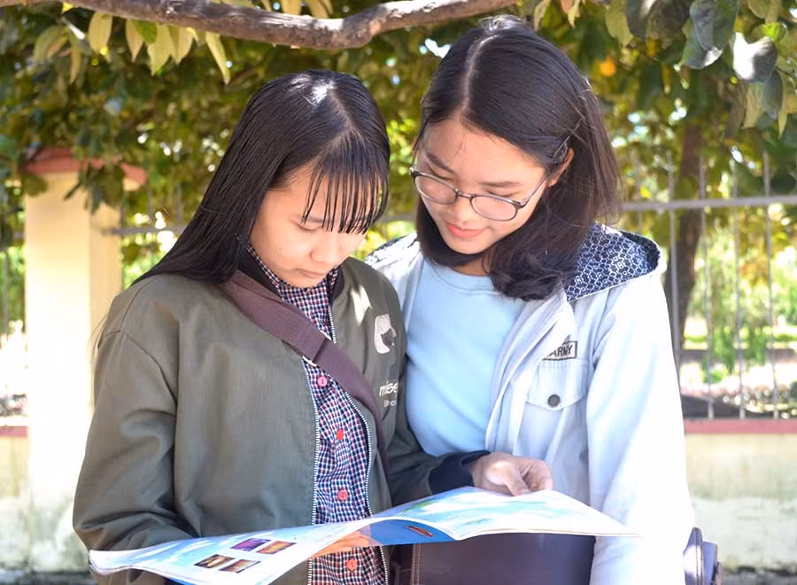 6 Thí sinh dự thi tại điểm thi Trường THPT Nguyễn Huệ (huyện Đak Đoa) trao đổi sau khi kết thúc bài thi tổ hợp Khoa học xã hội sáng nay. Ảnh: Lê Hòa