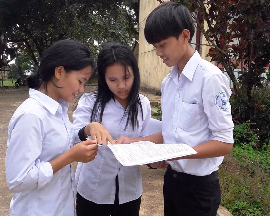 Thí sinh điểm trường PT Dân tộc Nội trú tỉnh trao đổi đáp án môn tiếng Anh. Ảnh: Đinh Yến 6Thí sinh điểm trường PT Dân tộc Nội trú tỉnh trao đổi đáp án môn tiếng Anh. Ảnh: Đinh Yến