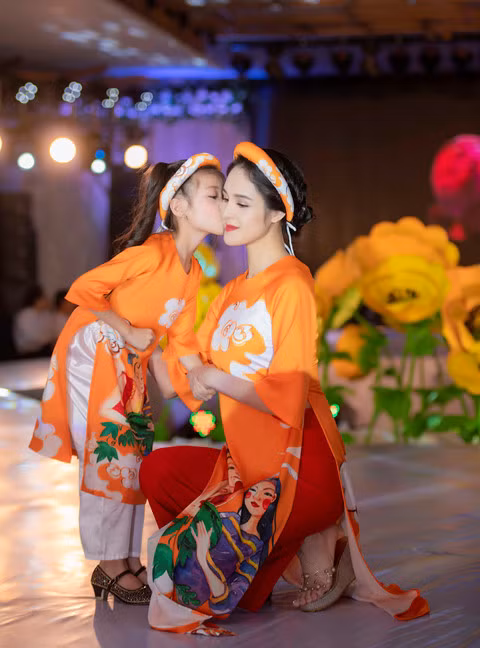 Á hậu Hoàng Anh gây bất ngờ với lần hiếm hoi trở lại sàn catwalk sau khi kết hôn