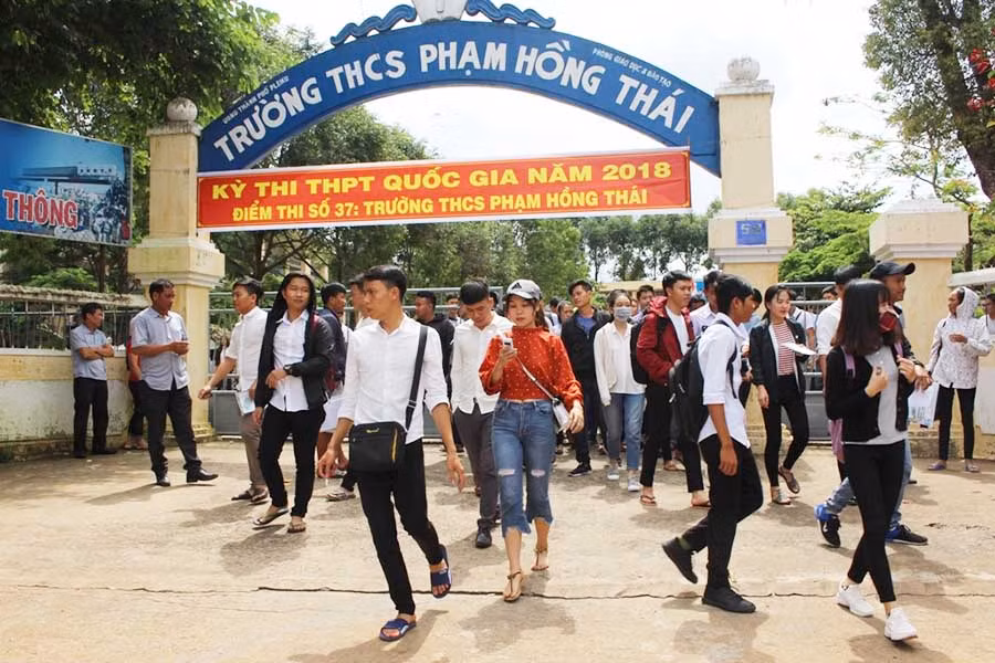 4 Các thí sinh ở điểm thi Trường THCS Phạm Hồng Thái hoàn thành môn thi Ngữ Văn. Ảnh: Phan Lài