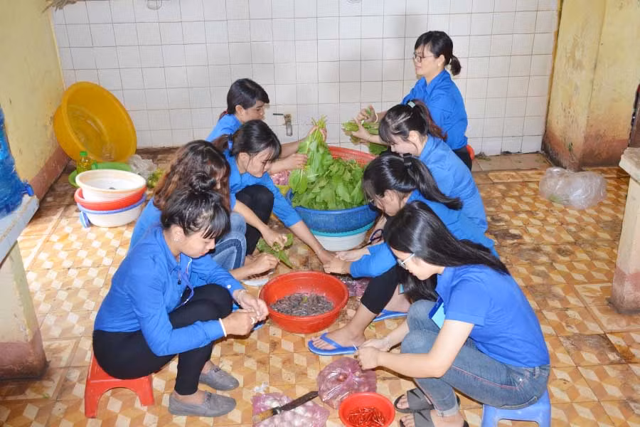 2 Các thanh niên tình nguyện huyện Đức Cơ chuẩn bị bữa ăn miễn phí cho các thí sinh ở xa. Ảnh: Vĩnh Hoàng