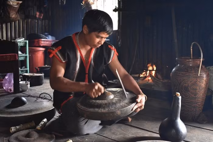 Rơ Châm Van đang chỉnh chiêng. Rơ Châm Van đang chỉnh chiêng.