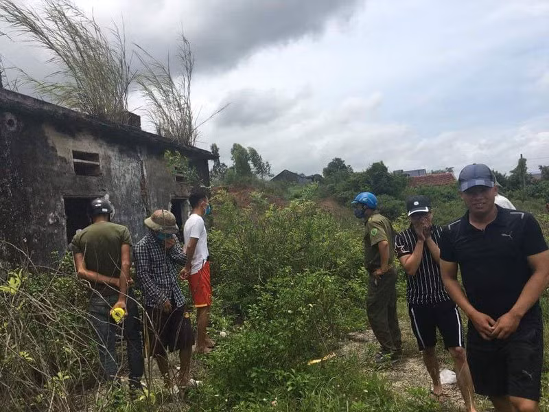 Người dân tập trung quanh ngôi nhà bỏ hoang.
