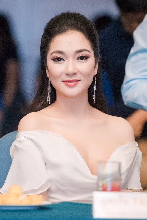 Sau 5 năm du học tại Anh, Hoa hậu trở về nước và có quãng thời gian làm biên tập viên và MC cho Đài truyền hình Việt Nam. Cô từng dẫn các sự kiện lớn như Hoa hậu Trái đất 2010, Nối vòng tay lớn của VTV… Sau 5 năm du học tại Anh, Hoa hậu trở về nước và có quãng thời gian làm biên tập viên và MC cho Đài truyền hình Việt Nam. Cô từng dẫn các sự kiện lớn như Hoa hậu Trái đất 2010, Nối vòng tay lớn của VTV…