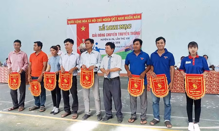 Lãnh đạo huyện trao cờ lưu niệm cho các đội tham gia thi đấu. Ảnh: Hoàng Hiền Lãnh đạo huyện trao cờ lưu niệm cho các đội tham gia thi đấu. Ảnh: Hoàng Hiền