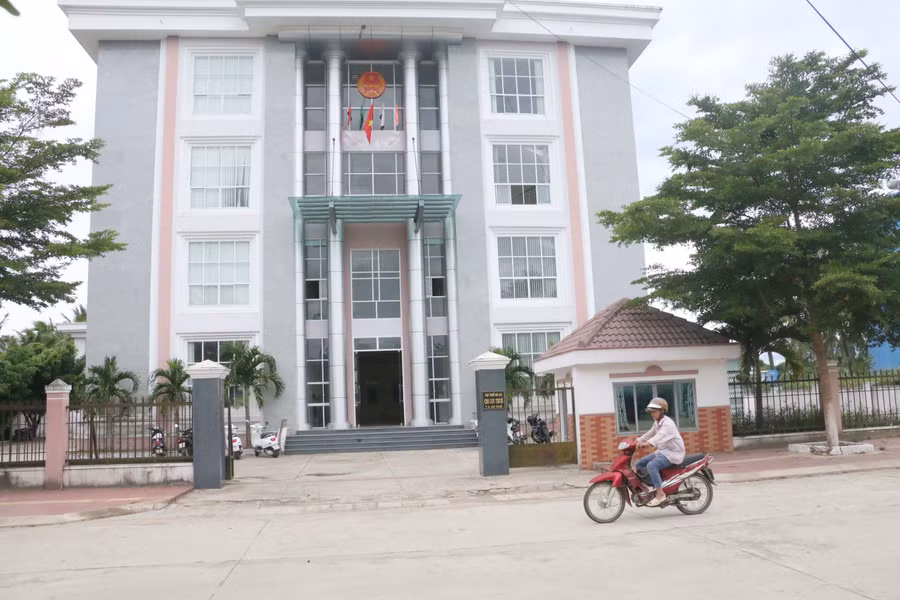 Tập thể cán bộ, công chức ngành thuế thị xã đang nỗ lực tăng các nguồn thu trên địa bàn. Ảnh: Q.T Tập thể cán bộ, công chức ngành thuế thị xã đang nỗ lực tăng các nguồn thu trên địa bàn. Ảnh: Q.T
