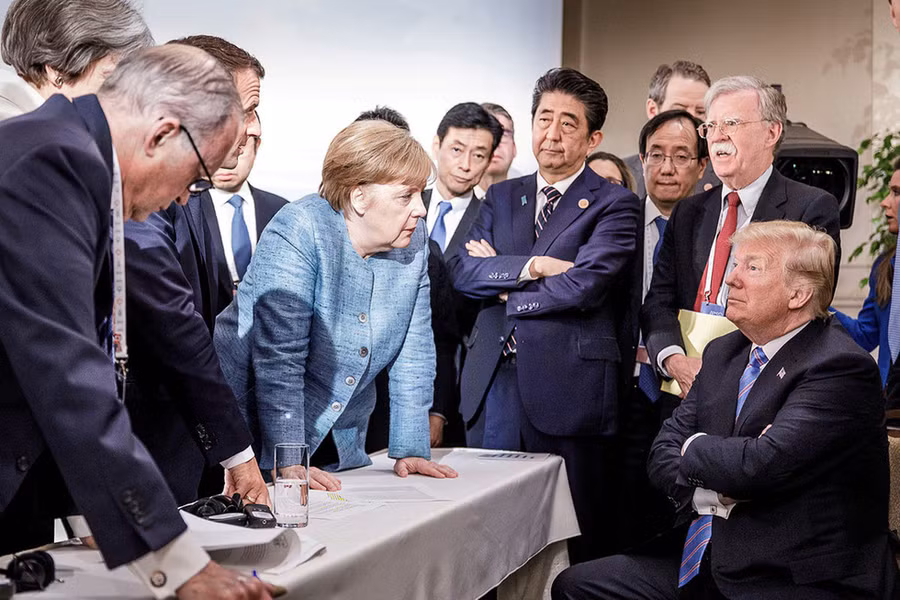  Thủ tướng Đức Angela Merkel (áo xanh) nói chuyện với Tổng thống Mỹ Donald Trump tại hội nghị thượng đỉnh G7, vốn được đánh giá là một hội nghị chia rẽ và nhiều bất đồng - Ảnh: REUTERS