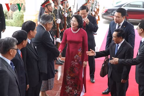 Phó Chủ tịch nước Lào Phankham Viphavanh giới thiệu với Phó Chủ tịch nước Đặng Thị Ngọc Thịnh thành phần đoàn phía Lào tại lễ đón. Phó Chủ tịch nước Lào Phankham Viphavanh giới thiệu với Phó Chủ tịch nước Đặng Thị Ngọc Thịnh thành phần đoàn phía Lào tại lễ đón.