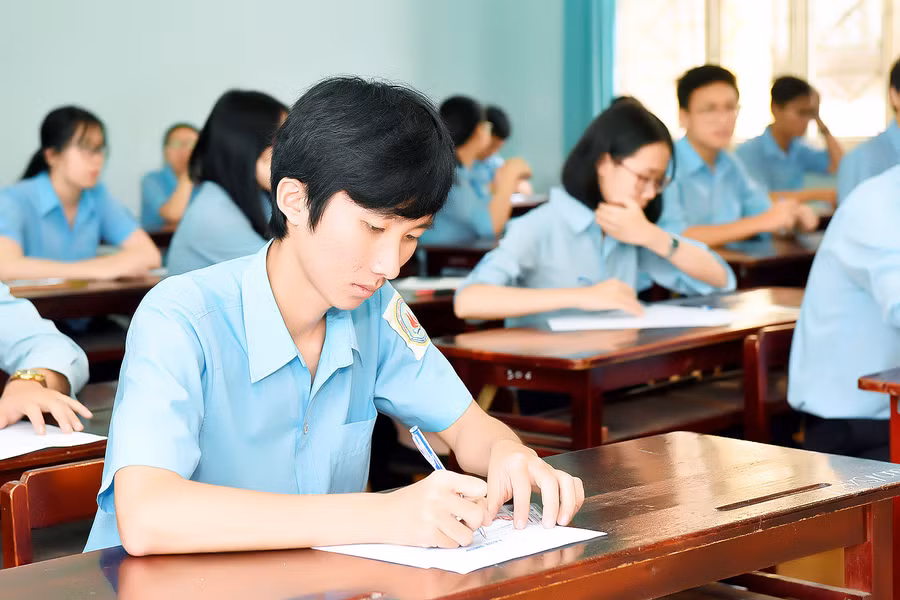 Thí sinh điền thông tin vào giấy thi.