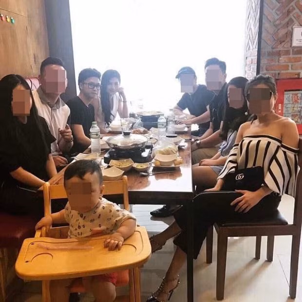 Á hậu cũng từng bị lộ ảnh đi ăn cùng Gia Lộc.