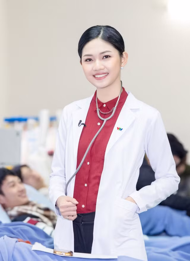 Á hậu cao 1m81 Ngô Thanh Thanh Tú cũng là Á hậu Việt Nam trở thành MC của Trung tâm Tin tức VTV24 - Đài Truyền hình Việt Nam trong Bản tin Y tế 24h. Tham gia Bản tin Y tế 24h của VTV24, Á hậu cũng coi đây là cơ hội để mình góp sức vào các hoạt động phổ cập kiến thức, chăm sóc sức khỏe cộng đồng. Đồng thời, Thanh Tú cũng hy vọng, thông qua công việc này, cô có thể kêu gọi cộng đồng giúp đỡ, hỗ trợ những mảnh đời bất hạnh không may mắc bệnh hiểm nghèo, nhất là bà con ở miền núi, vùng sâu, vùng xa. Á hậu cao 1m81 Ngô Thanh Thanh Tú cũng là Á hậu Việt Nam trở thành MC của Trung tâm Tin tức VTV24 - Đài Truyền hình Việt Nam trong Bản tin Y tế 24h. Tham gia Bản tin Y tế 24h của VTV24, Á hậu cũng coi đây là cơ hội để mình góp sức vào các hoạt động phổ cập kiến thức, chăm sóc sức khỏe cộng đồng. Đồng thời, Thanh Tú cũng hy vọng, thông qua công việc này, cô có thể kêu gọi cộng đồng giúp đỡ, hỗ trợ những mảnh đời bất hạnh không may mắc bệnh hiểm nghèo, nhất là bà con ở miền núi, vùng sâu, vùng xa.